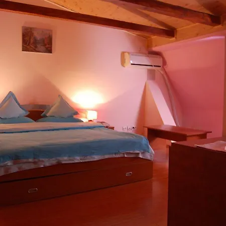 Hotel Top Central מלון 2*